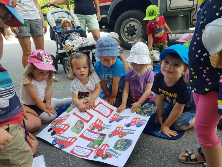 Krabbelgruppe, Kindergarten und Volksschule besuchen Feuerwehr